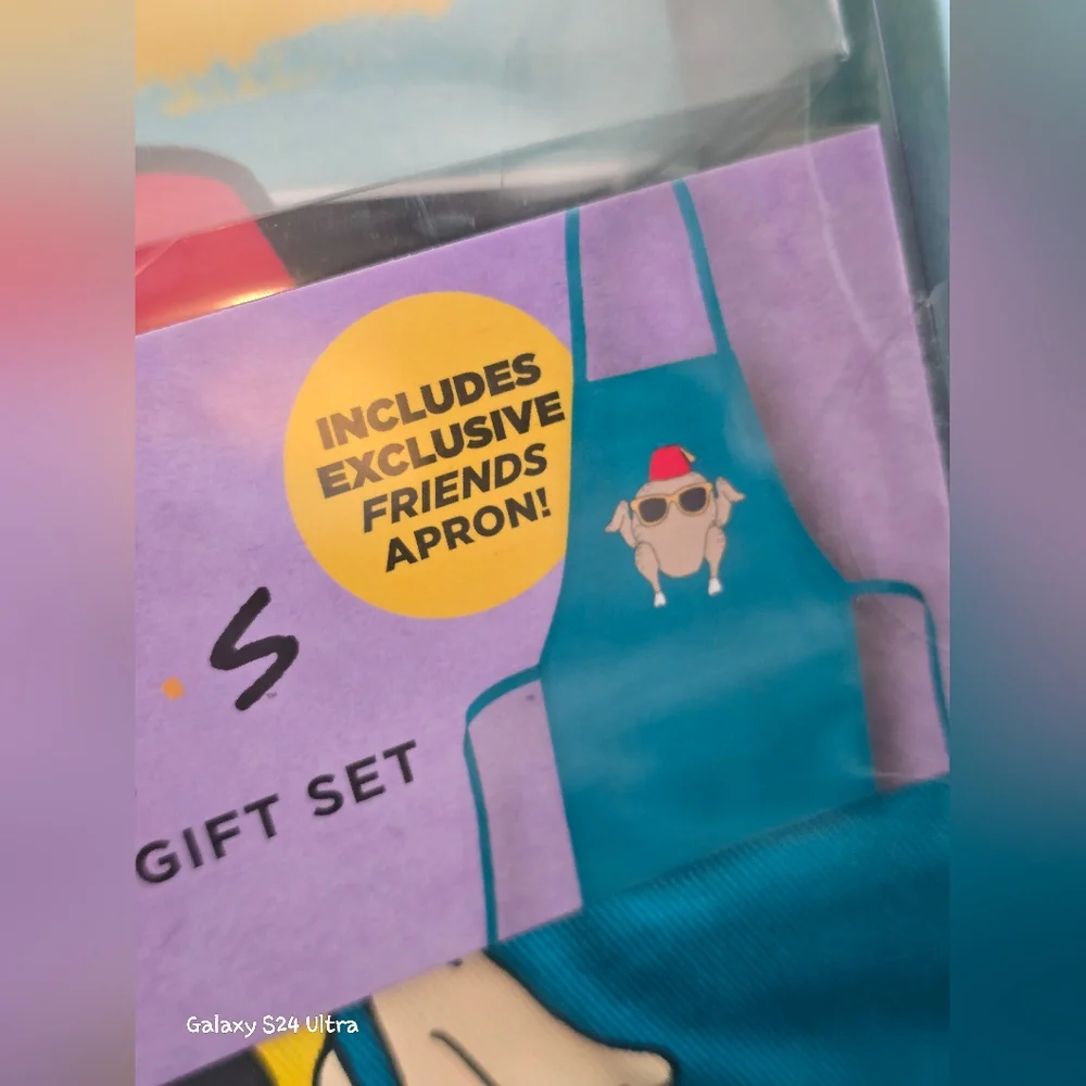 F•R•I•E•N•D•S : The Official Cookbook Gift Set With Apron NIB